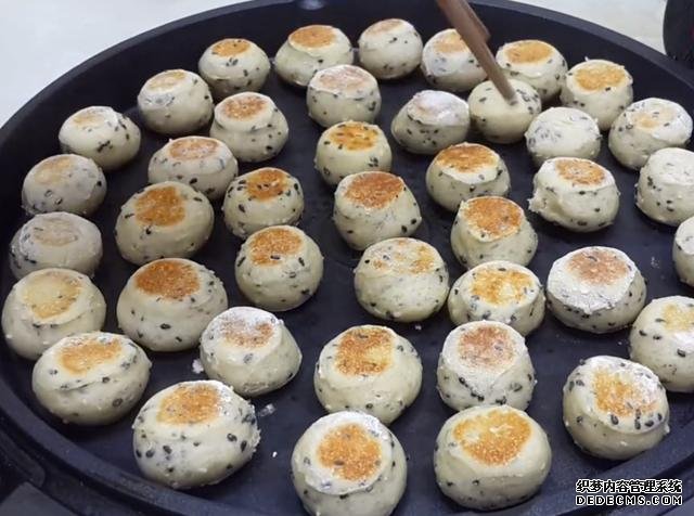 第一用芝麻做小饅頭，不蒸不煮不油炸，簡單又營養(yǎng)，真的太好吃了
