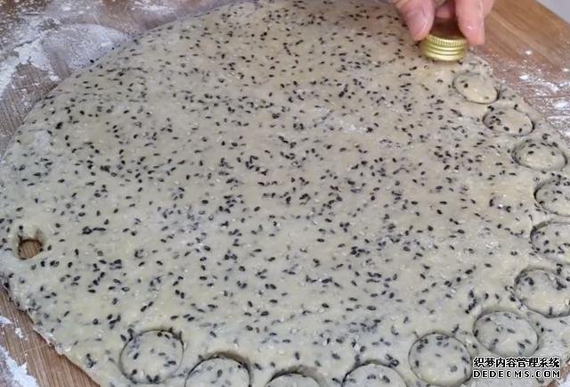 第一用芝麻做小饅頭，不蒸不煮不油炸，簡單又營養(yǎng)，真的太好吃了