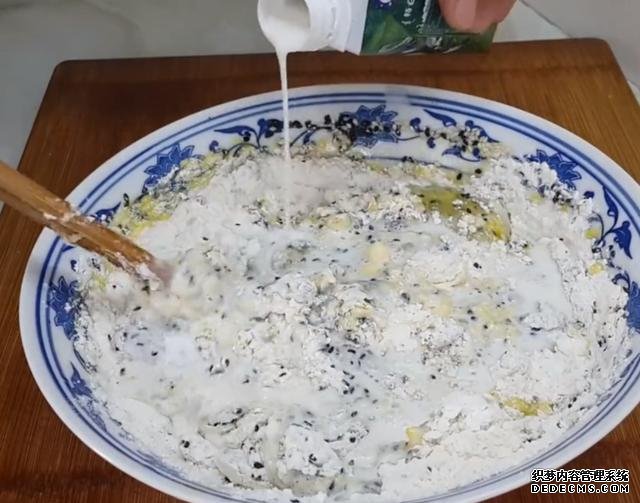 第一用芝麻做小饅頭，不蒸不煮不油炸，簡單又營養(yǎng)，真的太好吃了