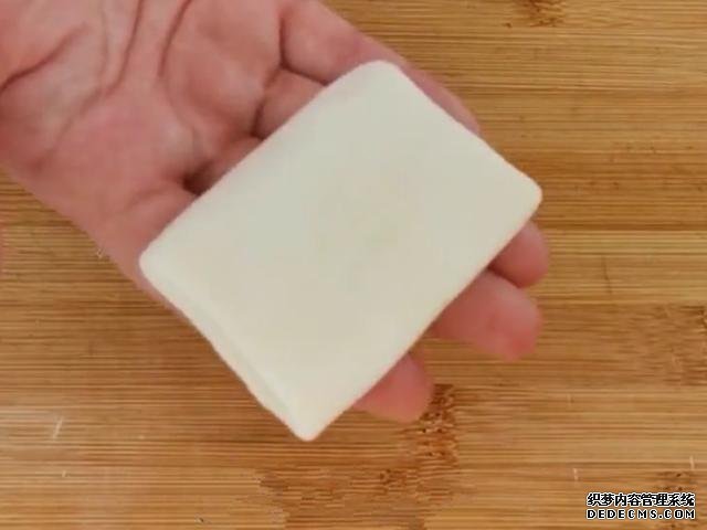 外面買(mǎi)3元一個(gè)掉渣小酥餅，自己做成本不到5毛，可烤可烙做法簡(jiǎn)單
