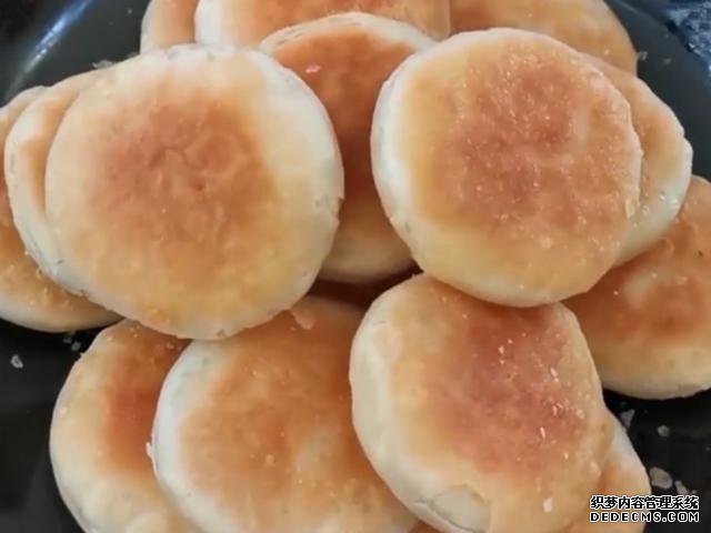 外面買(mǎi)3元一個(gè)掉渣小酥餅，自己做成本不到5毛，可烤可烙做法簡(jiǎn)單