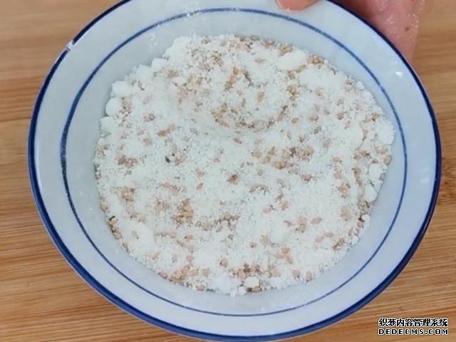 外面買(mǎi)3元一個(gè)掉渣小酥餅，自己做成本不到5毛，可烤可烙做法簡(jiǎn)單