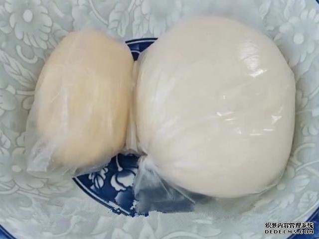 外面買(mǎi)3元一個(gè)掉渣小酥餅，自己做成本不到5毛，可烤可烙做法簡(jiǎn)單