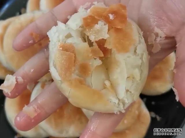 外面買(mǎi)3元一個(gè)掉渣小酥餅，自己做成本不到5毛，可烤可烙做法簡(jiǎn)單