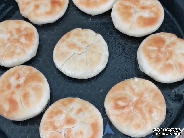 外面買(mǎi)3元一個(gè)掉渣小酥餅，自己做成本不到5毛，可烤可烙做法簡(jiǎn)單
