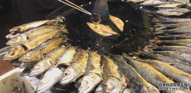 大叔街邊賣“開掛烤魚”，8元一條從不漲價，顧客：吃到就是賺到