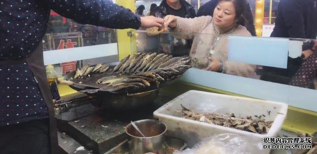 大叔街邊賣“開掛烤魚”，8元一條從不漲價，顧客：吃到就是賺到