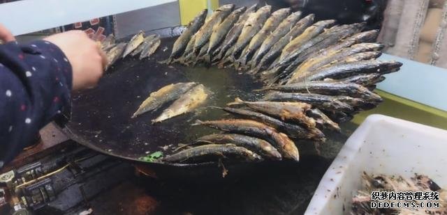 大叔街邊賣“開掛烤魚”，8元一條從不漲價，顧客：吃到就是賺到