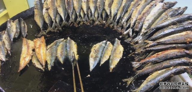 大叔街邊賣“開掛烤魚”，8元一條從不漲價，顧客：吃到就是賺到