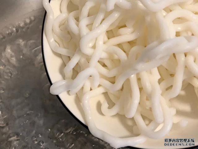 一吃就上癮的酸辣土豆粉，在家3塊錢做一大碗，酸辣爽口又開胃
