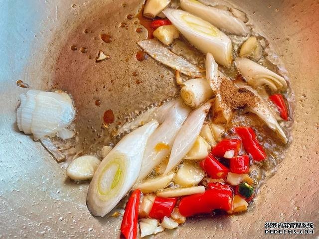 螃蟹不是只有清蒸一種做法，教你一道爆炒海蟹，口感鮮香且入味