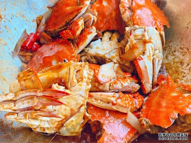螃蟹不是只有清蒸一種做法，教你一道爆炒海蟹，口感鮮香且入味