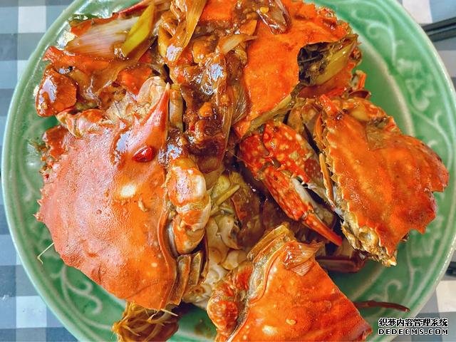 螃蟹不是只有清蒸一種做法，教你一道爆炒海蟹，口感鮮香且入味