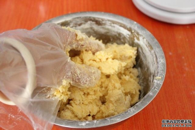 蜜豆酥，濃濃的奶香，軟軟的口感，甜蜜蜜的味道