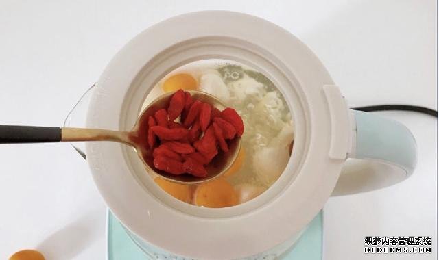 金桔雪梨冰糖水，簡單易做，清甜又好喝