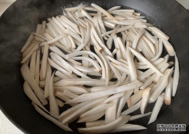 蠔油杏鮑菇，鮮嫩多汁，做法快手簡單，好吃到停不下來