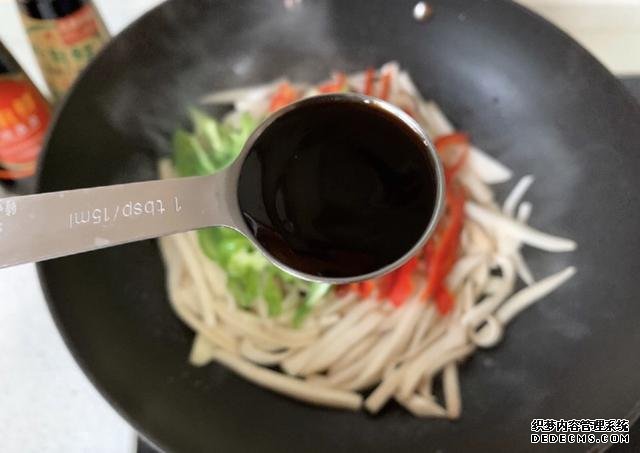 蠔油杏鮑菇，鮮嫩多汁，做法快手簡單，好吃到停不下來