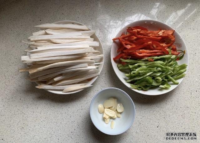 蠔油杏鮑菇，鮮嫩多汁，做法快手簡單，好吃到停不下來