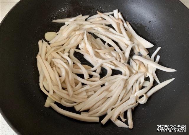 蠔油杏鮑菇，鮮嫩多汁，做法快手簡單，好吃到停不下來