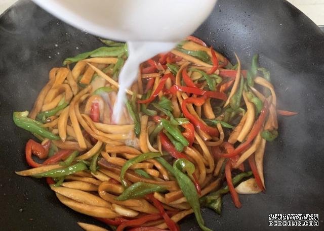 蠔油杏鮑菇，鮮嫩多汁，做法快手簡單，好吃到停不下來