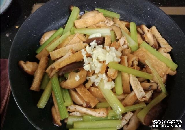 香菇芹菜炒豆干，低脂又營(yíng)養(yǎng)，做法簡(jiǎn)單快手10分鐘上桌