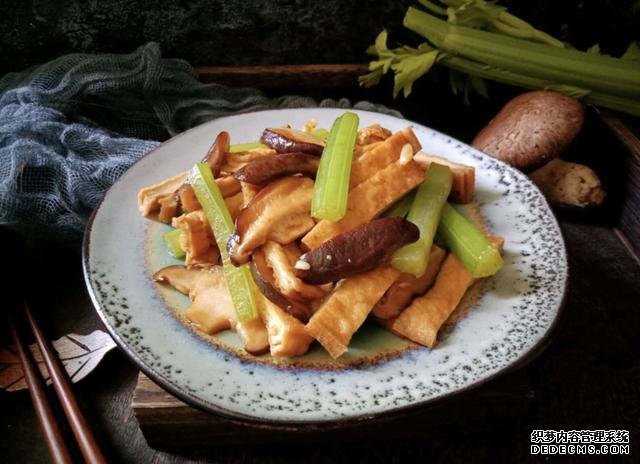 香菇芹菜炒豆干，低脂又營(yíng)養(yǎng)，做法簡(jiǎn)單快手10分鐘上桌