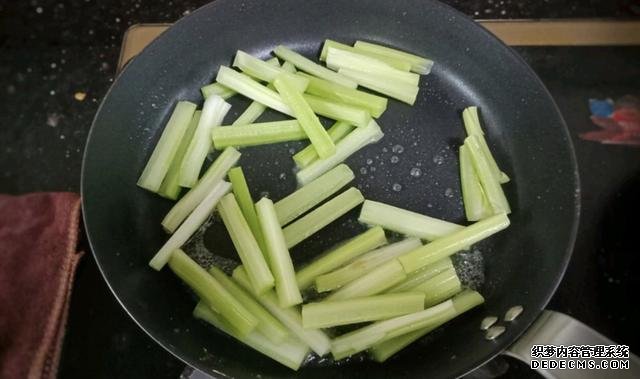 香菇芹菜炒豆干，低脂又營(yíng)養(yǎng)，做法簡(jiǎn)單快手10分鐘上桌