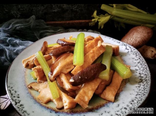 香菇芹菜炒豆干，低脂又營(yíng)養(yǎng)，做法簡(jiǎn)單快手10分鐘上桌