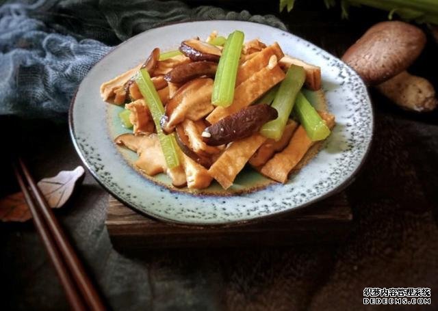 香菇芹菜炒豆干，低脂又營(yíng)養(yǎng)，做法簡(jiǎn)單快手10分鐘上桌