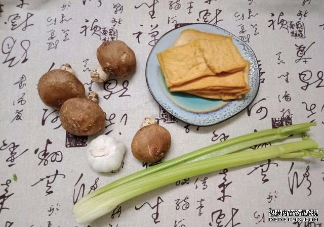 香菇芹菜炒豆干，低脂又營(yíng)養(yǎng)，做法簡(jiǎn)單快手10分鐘上桌