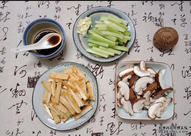 香菇芹菜炒豆干，低脂又營(yíng)養(yǎng)，做法簡(jiǎn)單快手10分鐘上桌