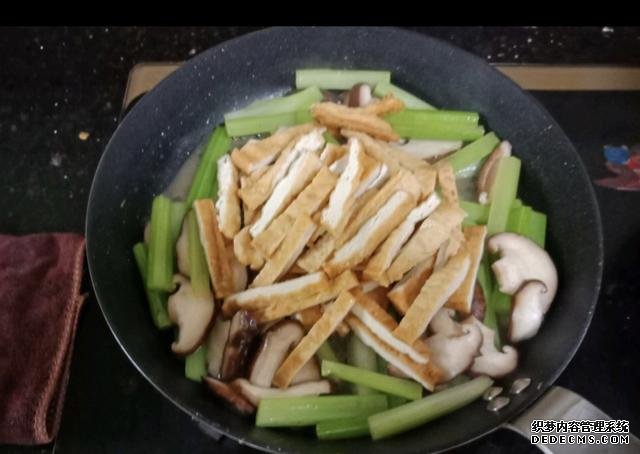香菇芹菜炒豆干，低脂又營(yíng)養(yǎng)，做法簡(jiǎn)單快手10分鐘上桌