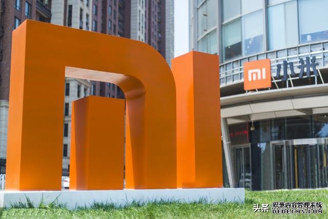 小米折疊屏手機新專利曝光：相機模組可旋轉，華而不實？