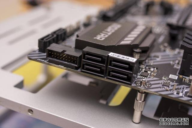 升級PCI-E 4.0，支持雙顯卡，微星B550M迫擊炮開箱