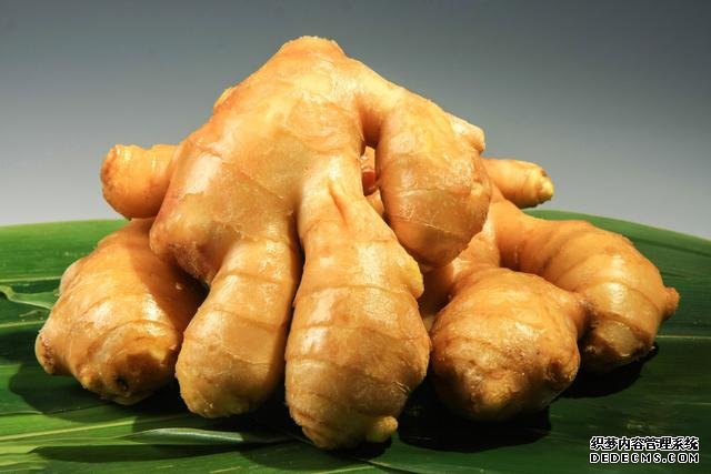 遇到這種生姜千萬(wàn)不要買(mǎi)，外表看似光滑無(wú)泥土，實(shí)則有毒無(wú)姜味