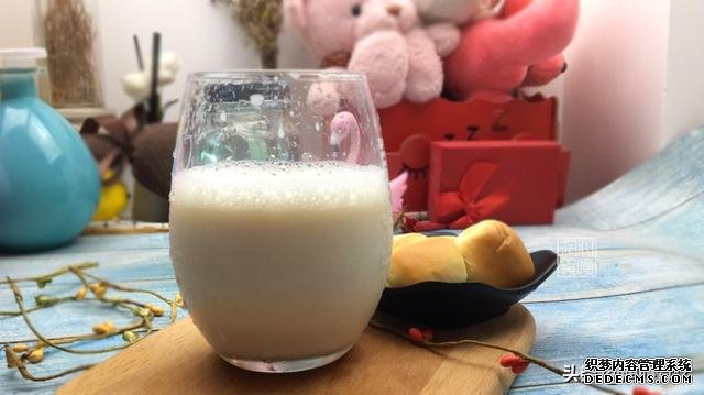 全脂、低脂、脫脂牛奶，應(yīng)該怎么選？4個(gè)知識(shí)點(diǎn)，教你正確喝牛奶