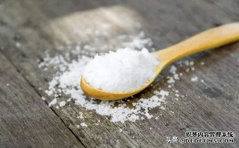 高血壓到底是低鹽還是低鈉，千萬別弄錯了，醫(yī)生告訴你真相